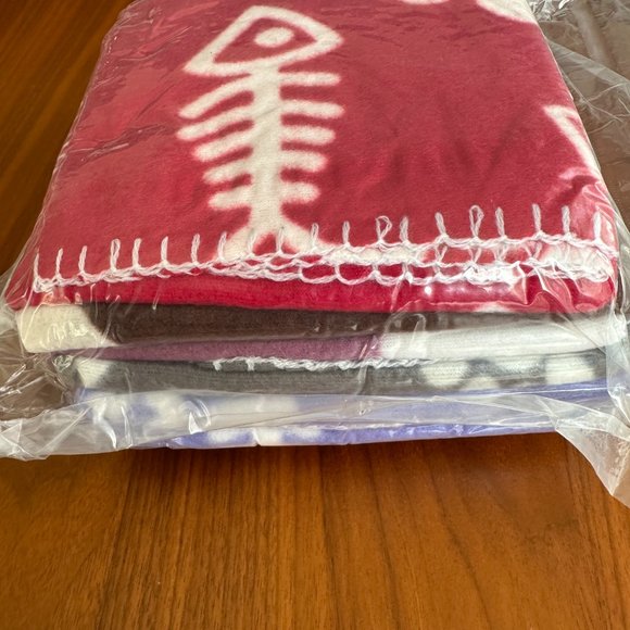 Brand New Fleece Dog Blankets- 3 Sets (Each set contains 6 pieces) NWT - Picture 3 of 6